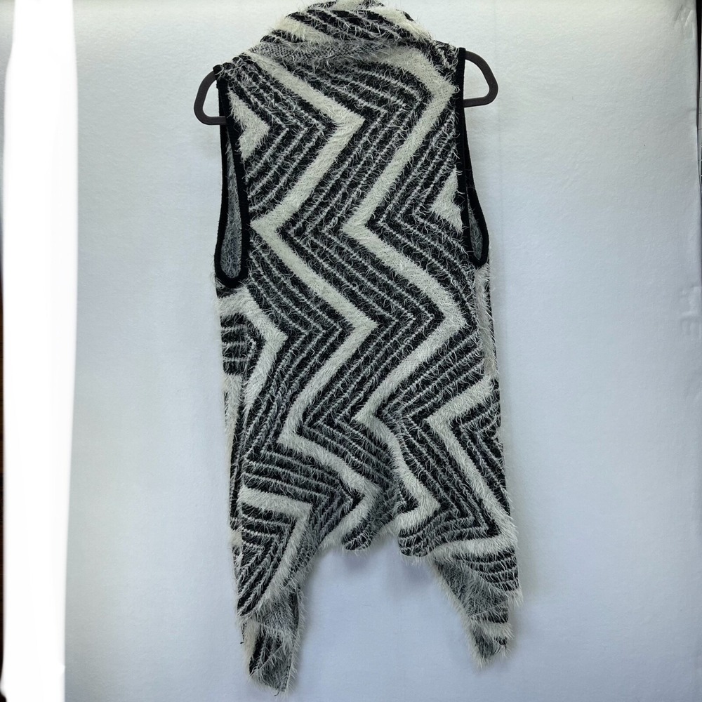 B Boutique by Evergreen Fuzzy Sleeveless Cardigan Sweater Black White Geometric - Picture 2 of 5